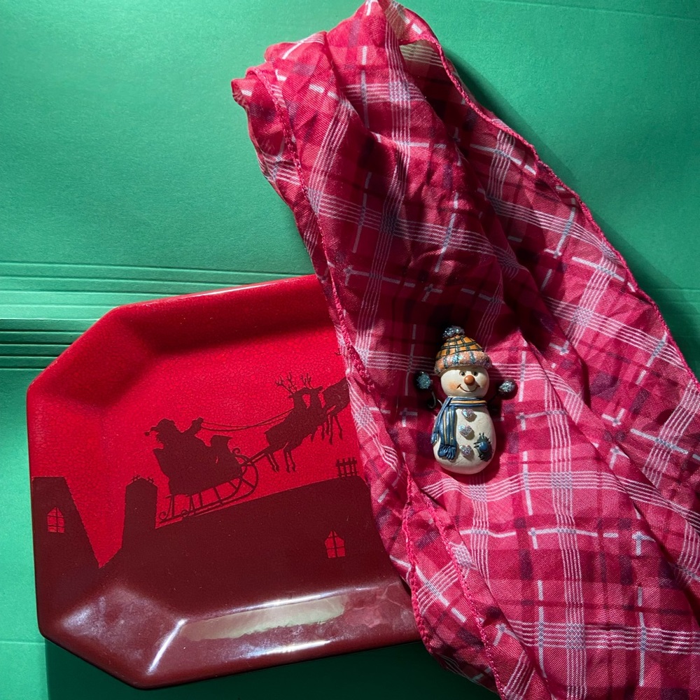 Grasslands Rd. Santa Dish with Christmas Scarf/Pin